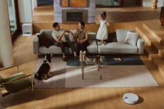 Roborock Saros 20 Flow Complete im Wohnzimmer, einer der Saugroboter zur IFA 2026