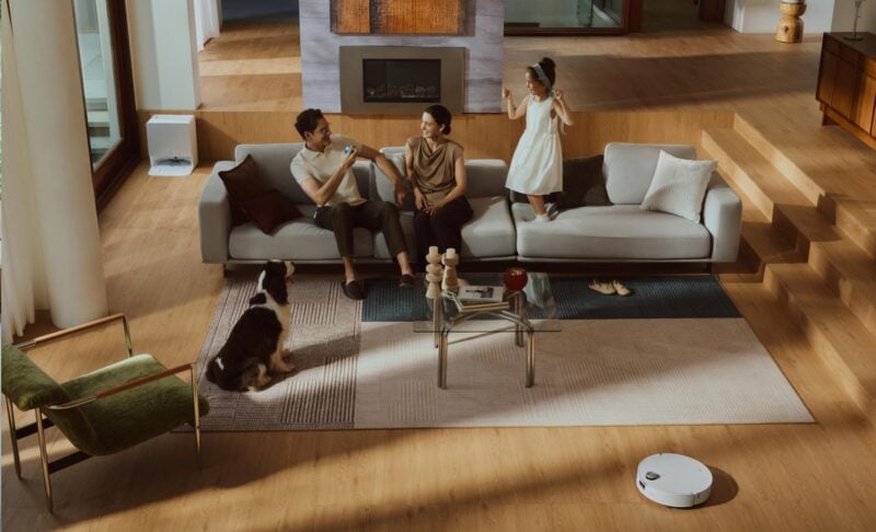 Roborock Saros 20 Flow Complete im Wohnzimmer, einer der Saugroboter zur IFA 2026