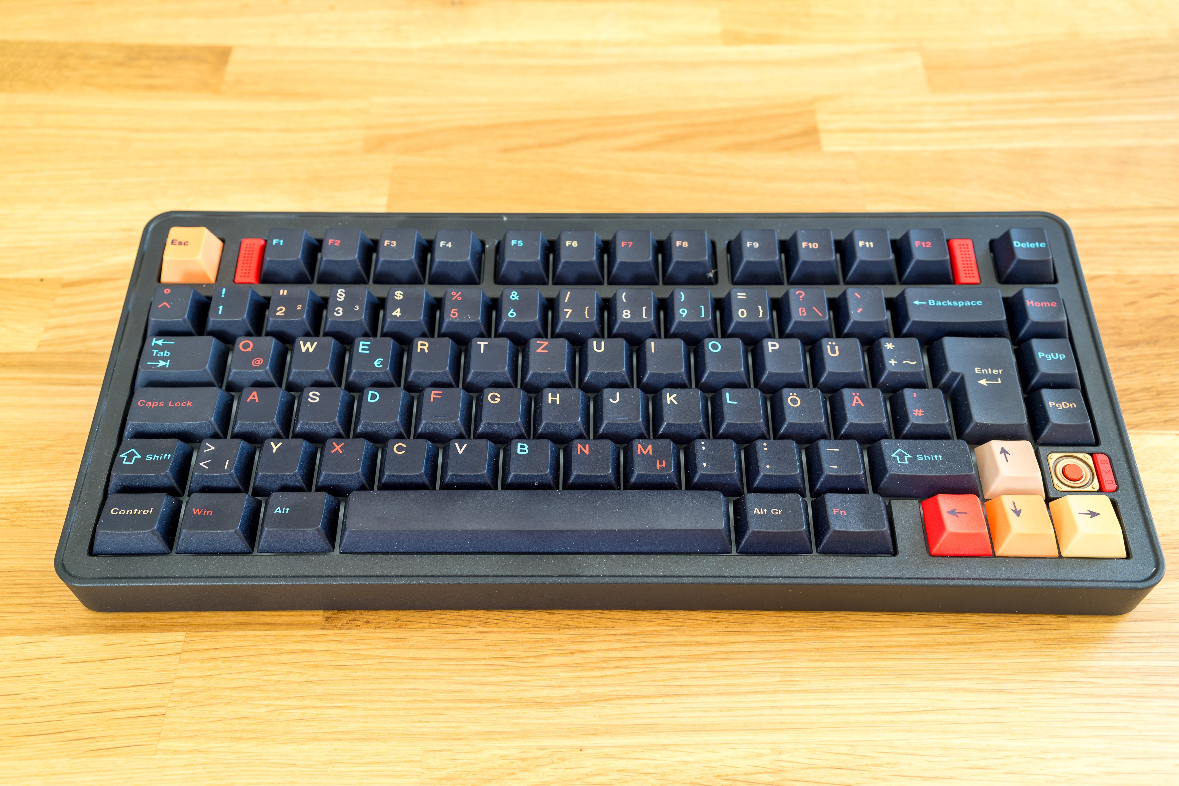 Custom-Tastatur ohne Bastelangst: Evoworks Evo75 Test Evoworks Evo75 Test: das Board in Nebula mit deutschem ISO-Layout auf dem Schreibtisch