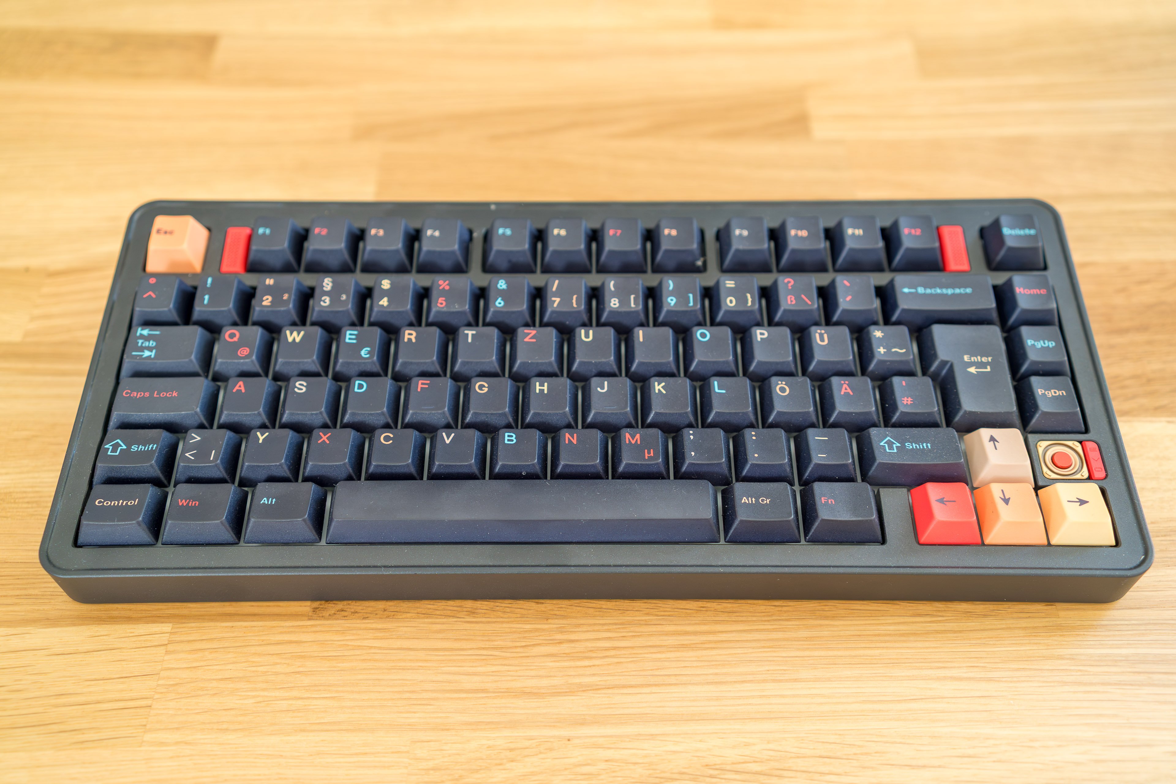 Custom-Tastatur ohne Bastelangst: Evoworks Evo75 Test Die Evoworks Evo75 schräg von vorne auf dem Schreibtisch