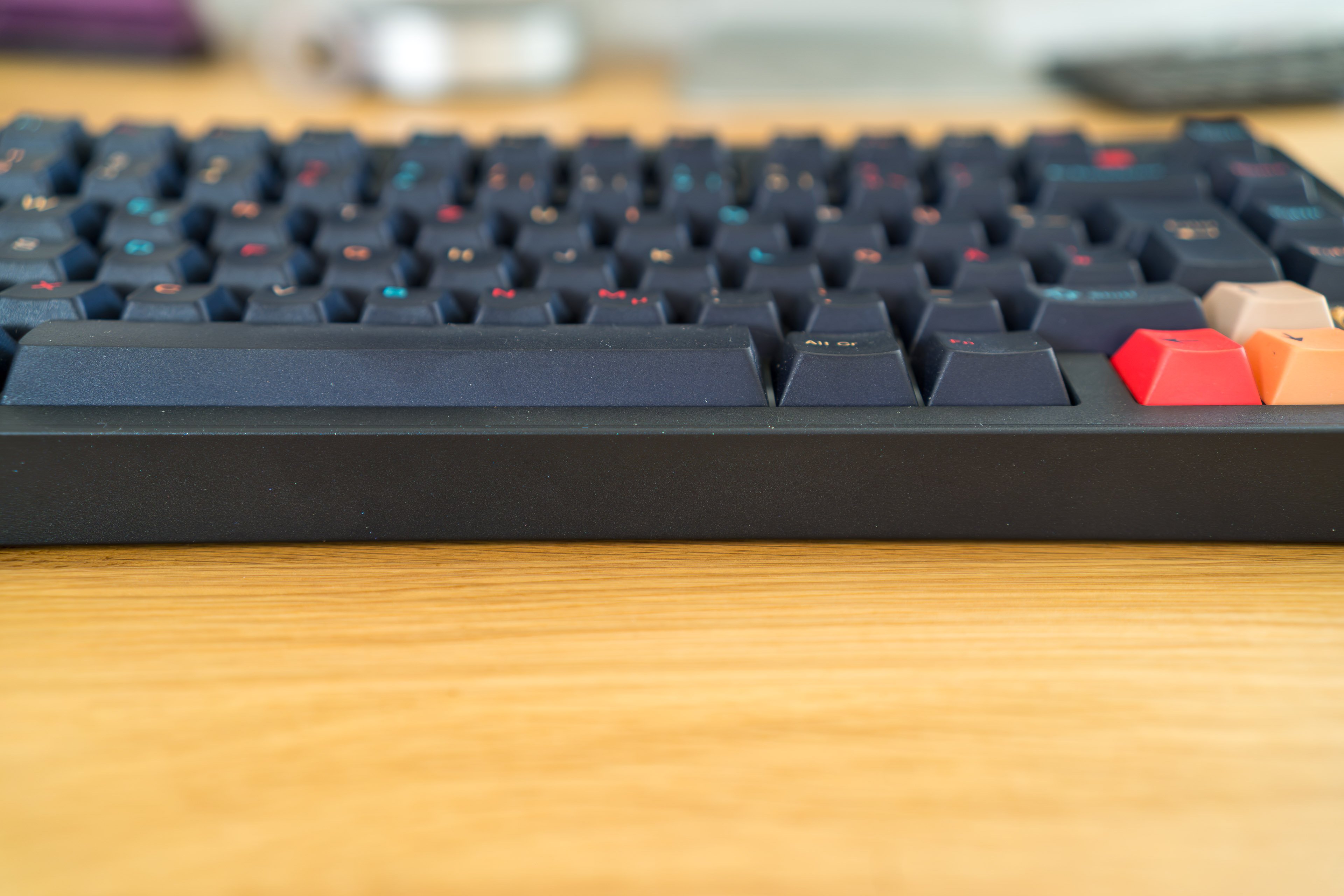 Custom-Tastatur ohne Bastelangst: Evoworks Evo75 Test Seitenansicht der Evoworks Evo75 mit fest eingestelltem Tippwinkel von 8 Grad