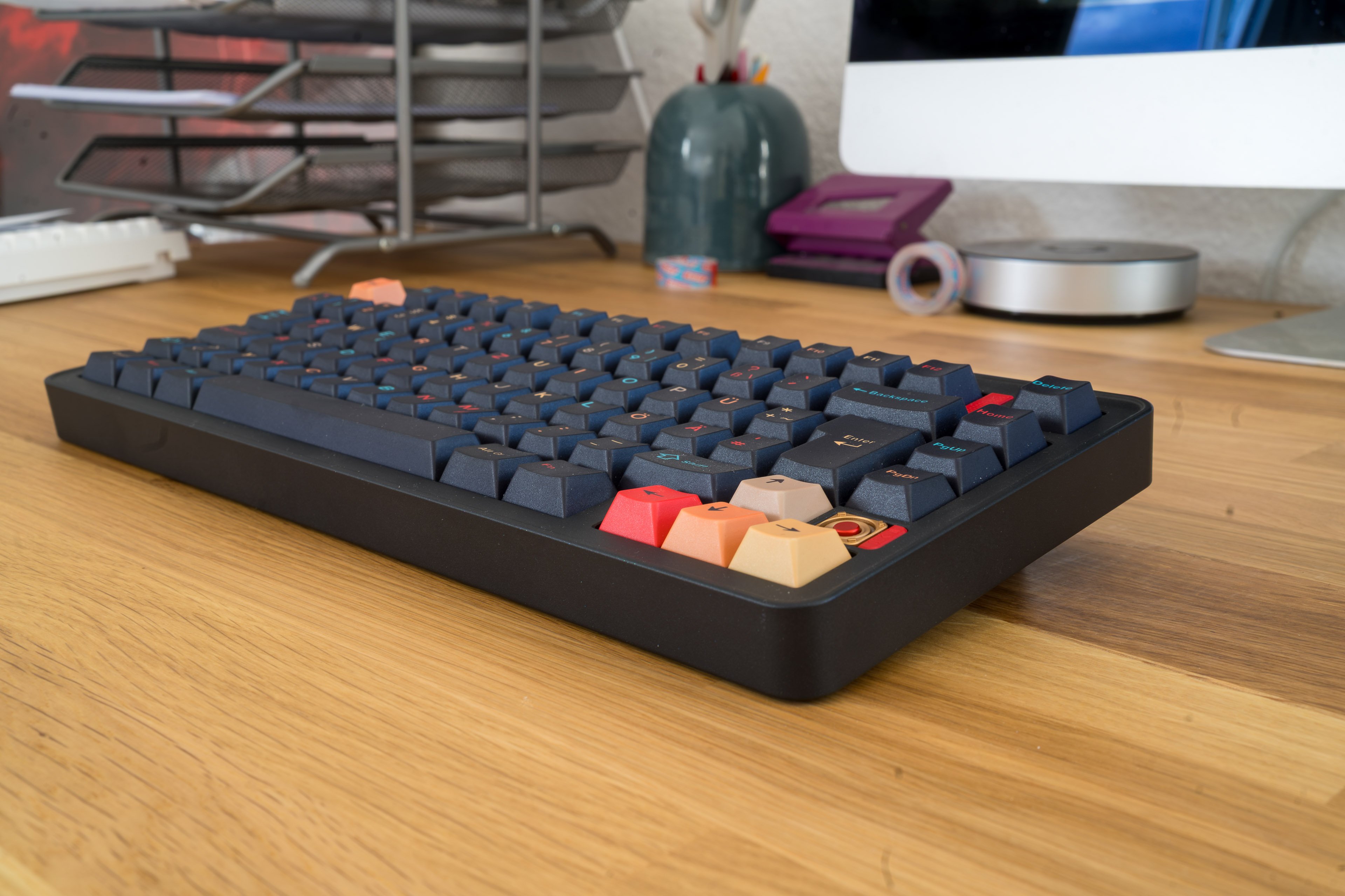 Custom-Tastatur ohne Bastelangst: Evoworks Evo75 Test Die Evoworks Evo75 am Arbeitsplatz vor dem Monitor
