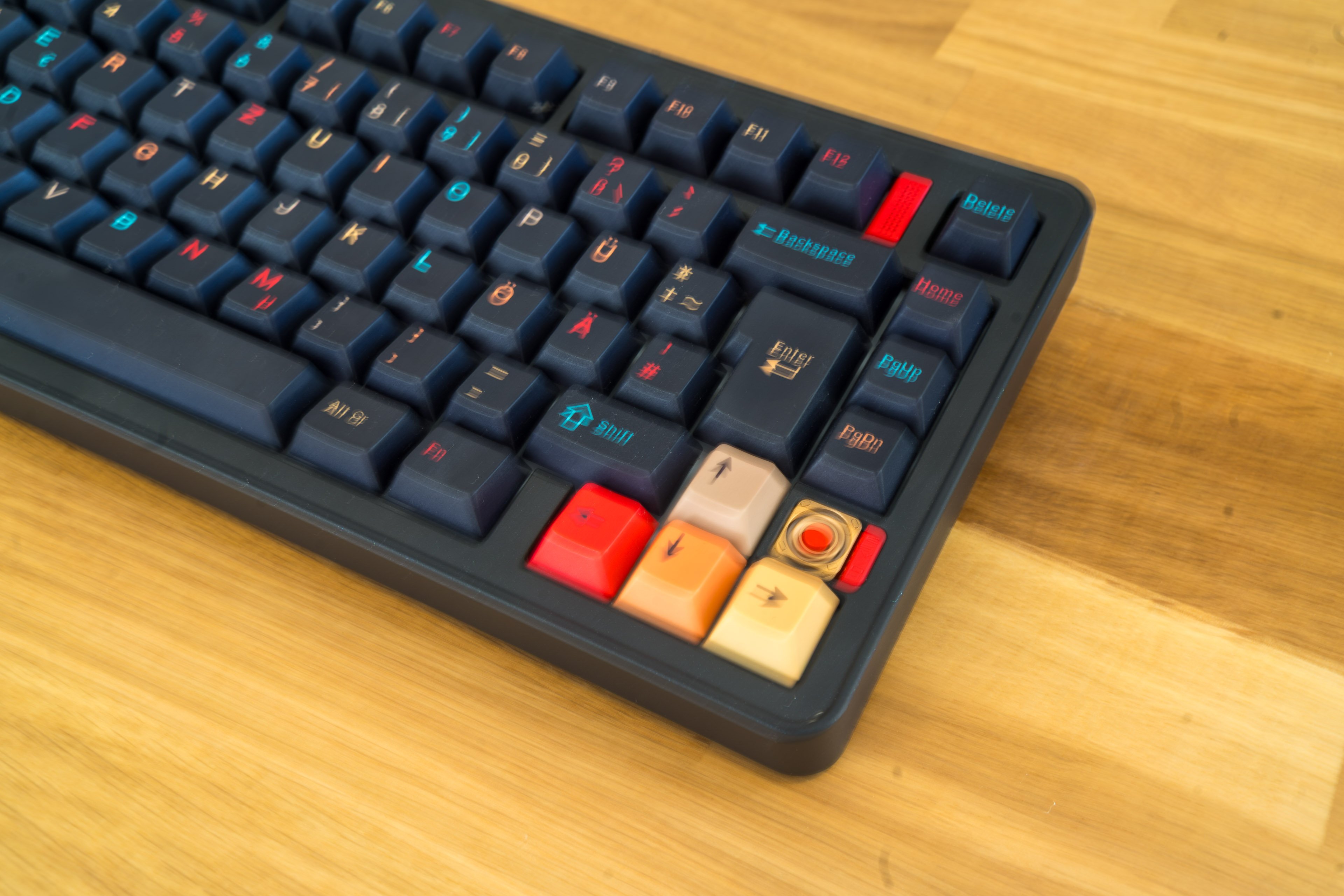 Custom-Tastatur ohne Bastelangst: Evoworks Evo75 Test Nahaufnahme der Tastenkappen der Evoworks Evo75 in Nebula