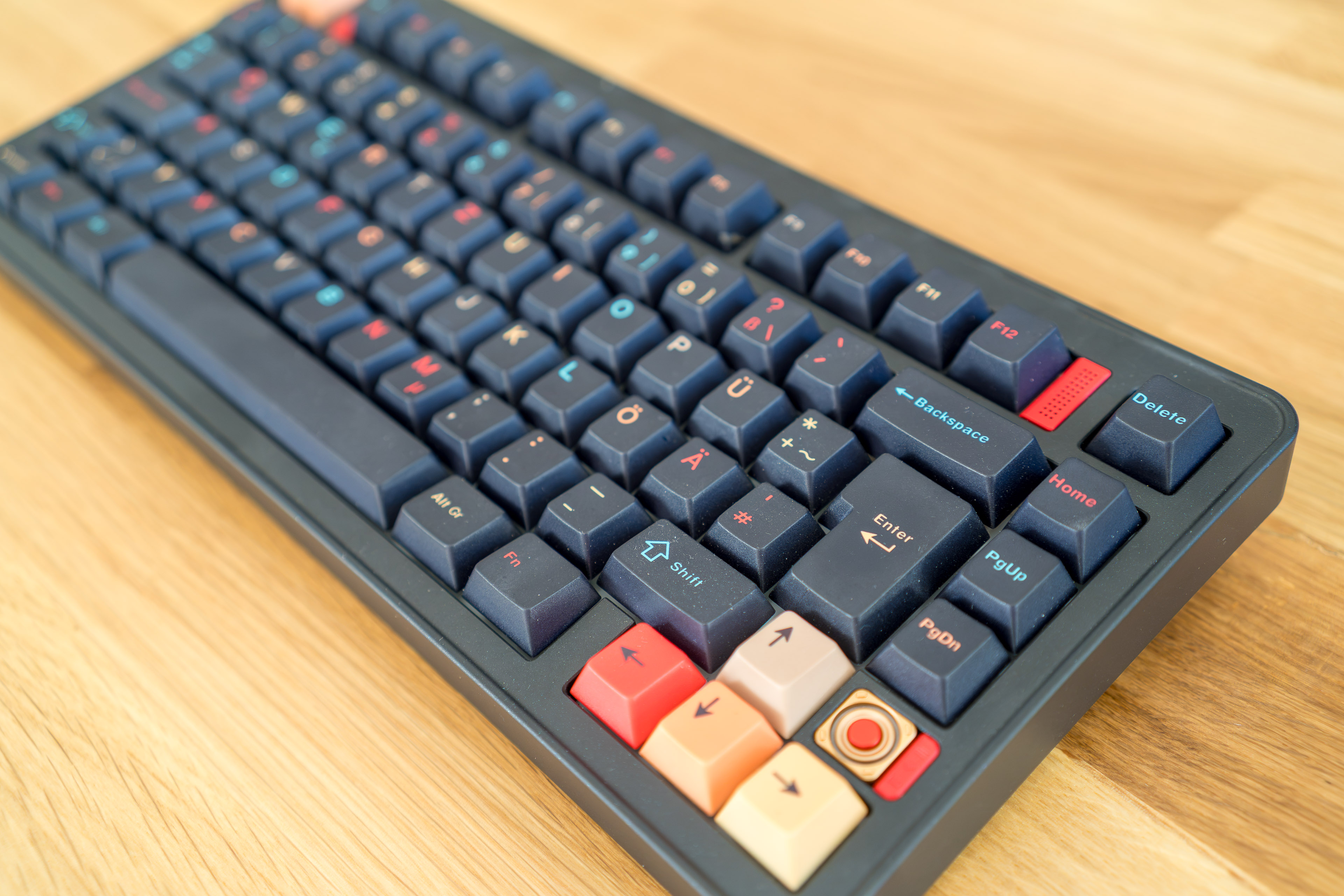 Custom-Tastatur ohne Bastelangst: Evoworks Evo75 Test Der goldene Ambient-Light-Knopf der Evoworks Evo75 neben den Pfeiltasten