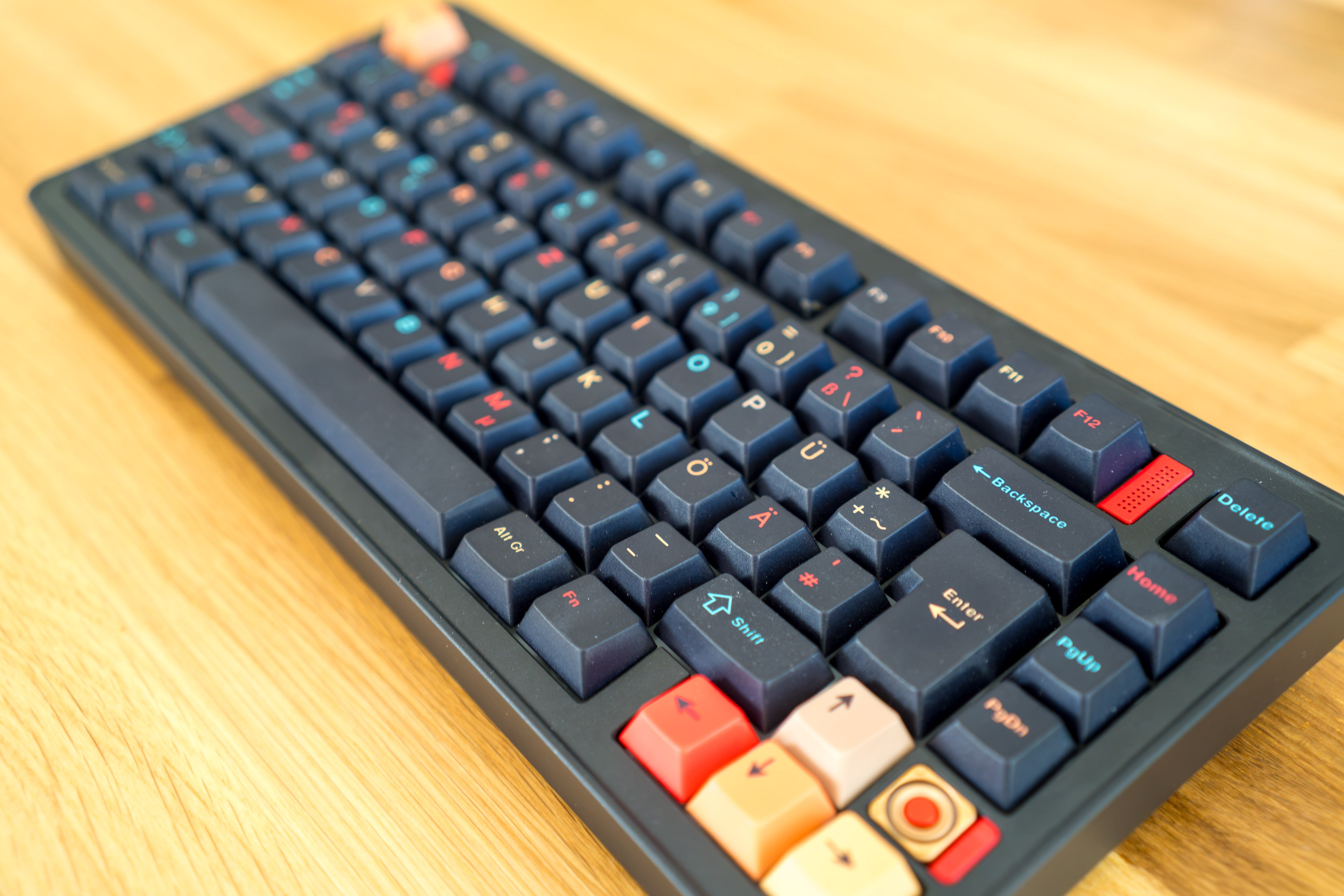 Custom-Tastatur ohne Bastelangst: Evoworks Evo75 Test Detailaufnahme der Evoworks Evo75 mit den farbigen Akzenttasten
