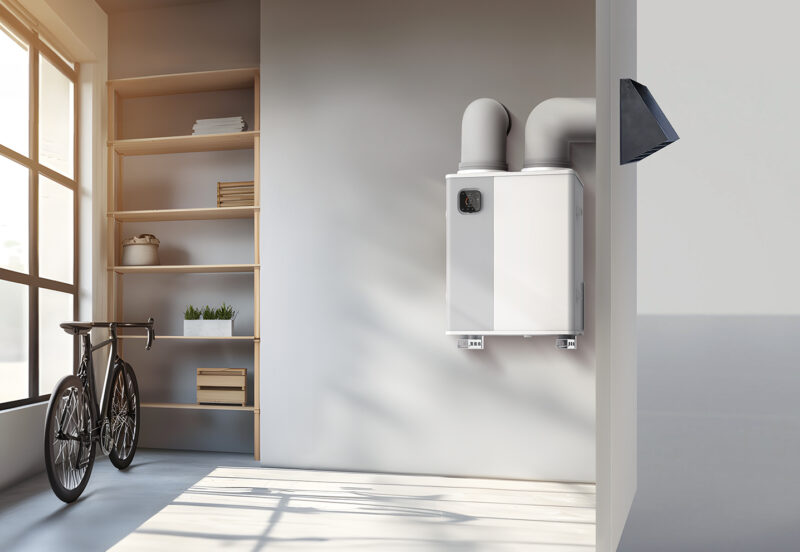 Midea H-Pack: Wärmepumpe ohne Außengerät an der Wand eines Abstellraums, mit zwei Luftkanälen nach draußen
