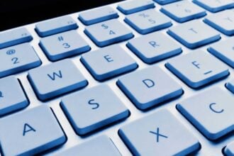 Low Profile und Standard Profile Tastatur im direkten Höhenvergleich