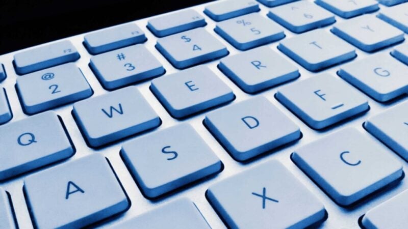 Low Profile und Standard Profile Tastatur im direkten Höhenvergleich