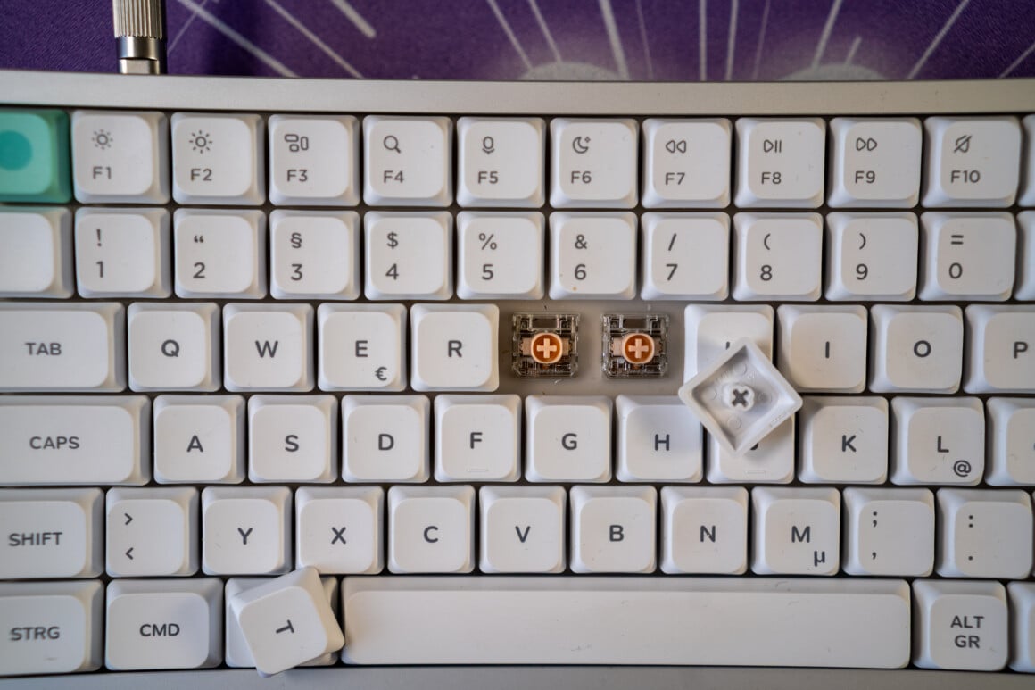 Zurück aus der Schublade: NuPhy Air75 V3 Test Geöffnete NuPhy Air75 V3 mit zwei freigelegten Gateron Blush Nano Switches und gezogenen Keycaps