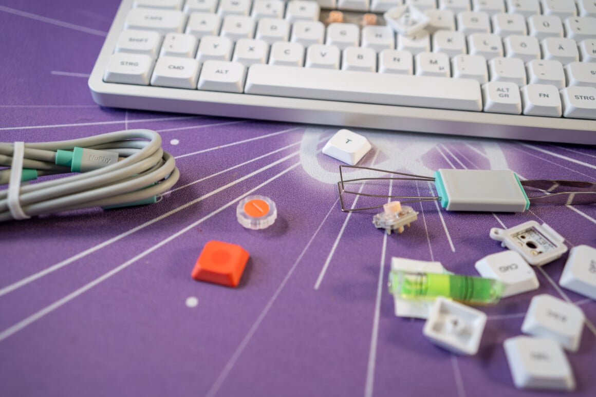 Zurück aus der Schublade: NuPhy Air75 V3 Test NuPhy Air75 V3 Test: Nova White im ISO-DE-Layout, daneben Kabel, Keycap-Puller und eine gezogene Taste