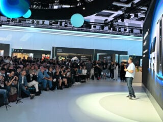 Anker-Bühne auf der IFA 2026 in Berlin, Journalisten fotografieren die Präsentation. Die Neuheiten der IFA 2026 sind meist Ankündigungen (Foto: IFA Management GmbH)