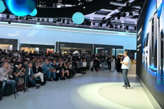 Anker-Bühne auf der IFA 2026 in Berlin, Journalisten fotografieren die Präsentation. Die Neuheiten der IFA 2026 sind meist Ankündigungen (Foto: IFA Management GmbH)