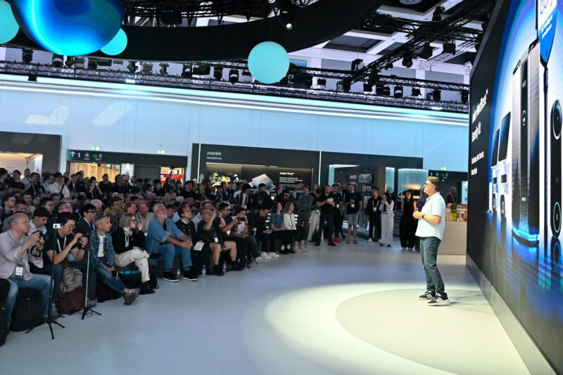 Anker-Bühne auf der IFA 2026 in Berlin, Journalisten fotografieren die Präsentation. Die Neuheiten der IFA 2026 sind meist Ankündigungen (Foto: IFA Management GmbH)
