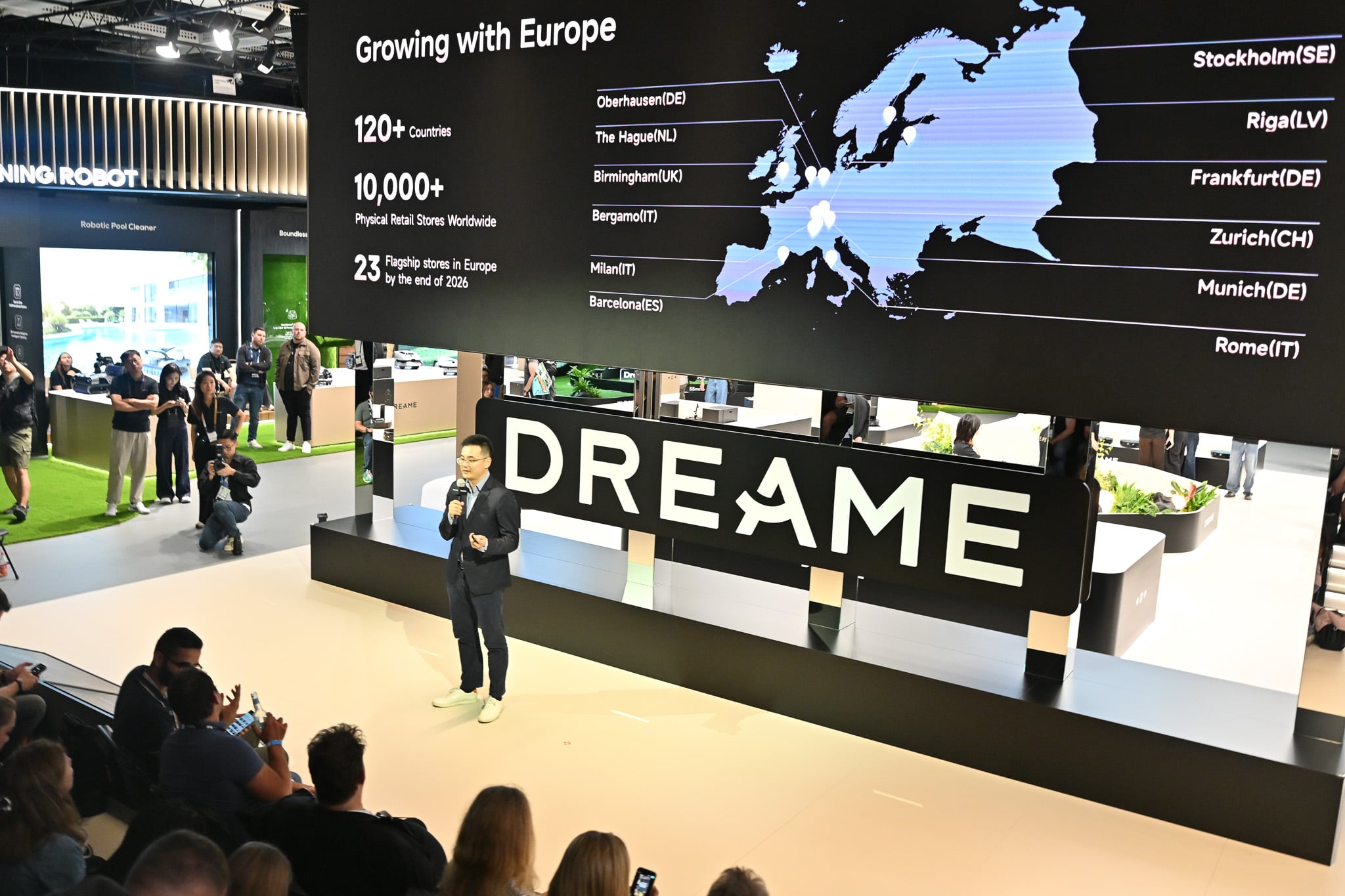 Dreame-Bühne auf der IFA 2026, die Folie nennt 23 Flagship-Stores in Europa bis Ende 2026