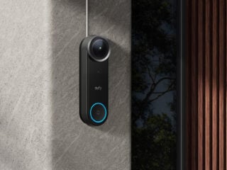 eufy Security Essen 2026: Die Anker eufy Video Doorbell S4 an einer Haustür, Teil des MindBase Security Kits (Bild: Anker)