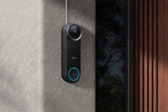 eufy Security Essen 2026: Die Anker eufy Video Doorbell S4 an einer Haustür, Teil des MindBase Security Kits (Bild: Anker)