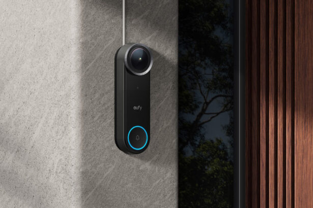 eufy Security Essen 2026: Die Anker eufy Video Doorbell S4 an einer Haustür, Teil des MindBase Security Kits (Bild: Anker)