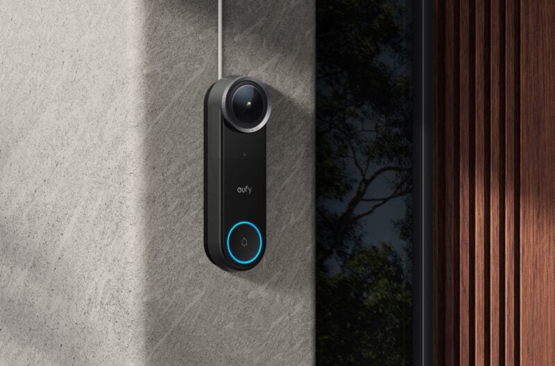 eufy Security Essen 2026: Die Anker eufy Video Doorbell S4 an einer Haustür, Teil des MindBase Security Kits (Bild: Anker)