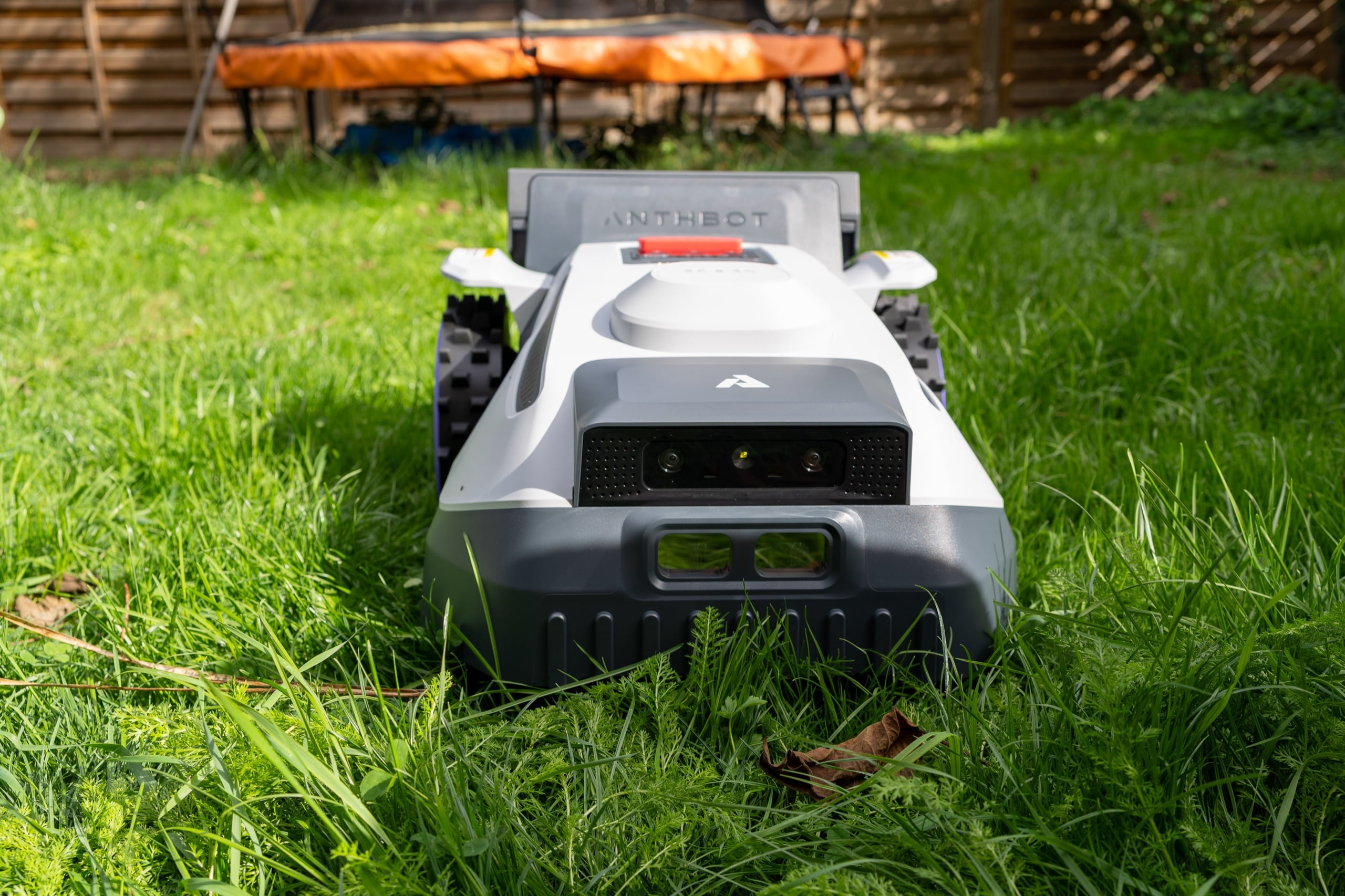 ANTHBOT N8 Test: Der Korb sammelt alles, nur leise geht anders Die beiden Kameras des ANTHBOT N8 vor dem Trampolin im Garten