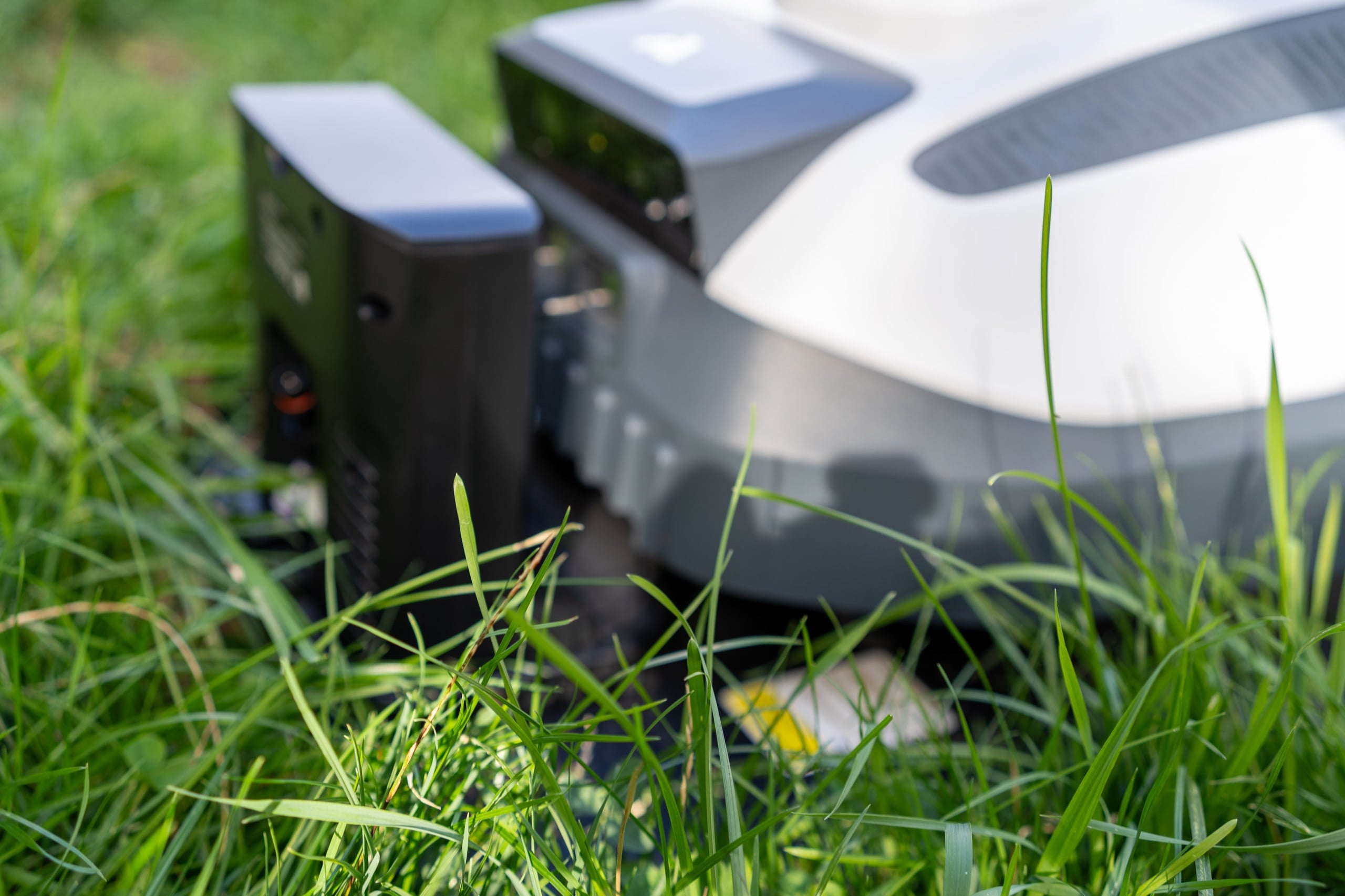ANTHBOT N8 Test: Der Korb sammelt alles, nur leise geht anders Anschluss des Fangkorbs am Heck des ANTHBOT N8, dahinter der Auswurf des Zyklon-Systems