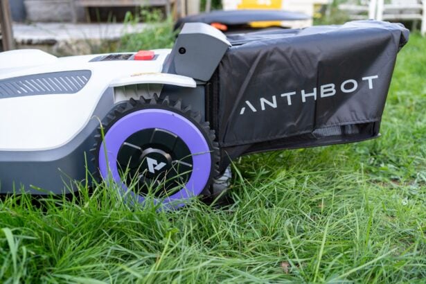 ANTHBOT N8 Test: der Mähroboter mit angesetztem 23-Liter-Fangkorb im Rasen