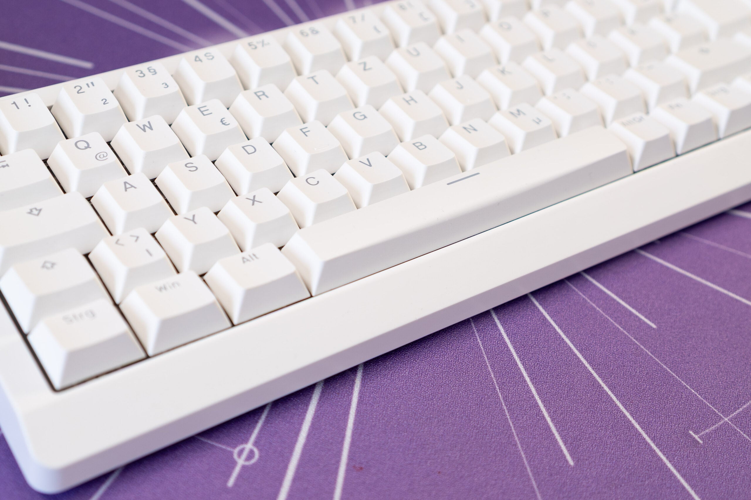 Profi-Features, Plastikgehäuse: Epomaker HE68 Lite Test Nahaufnahme der Keycaps der Epomaker HE68 Lite im Cherry-Profil