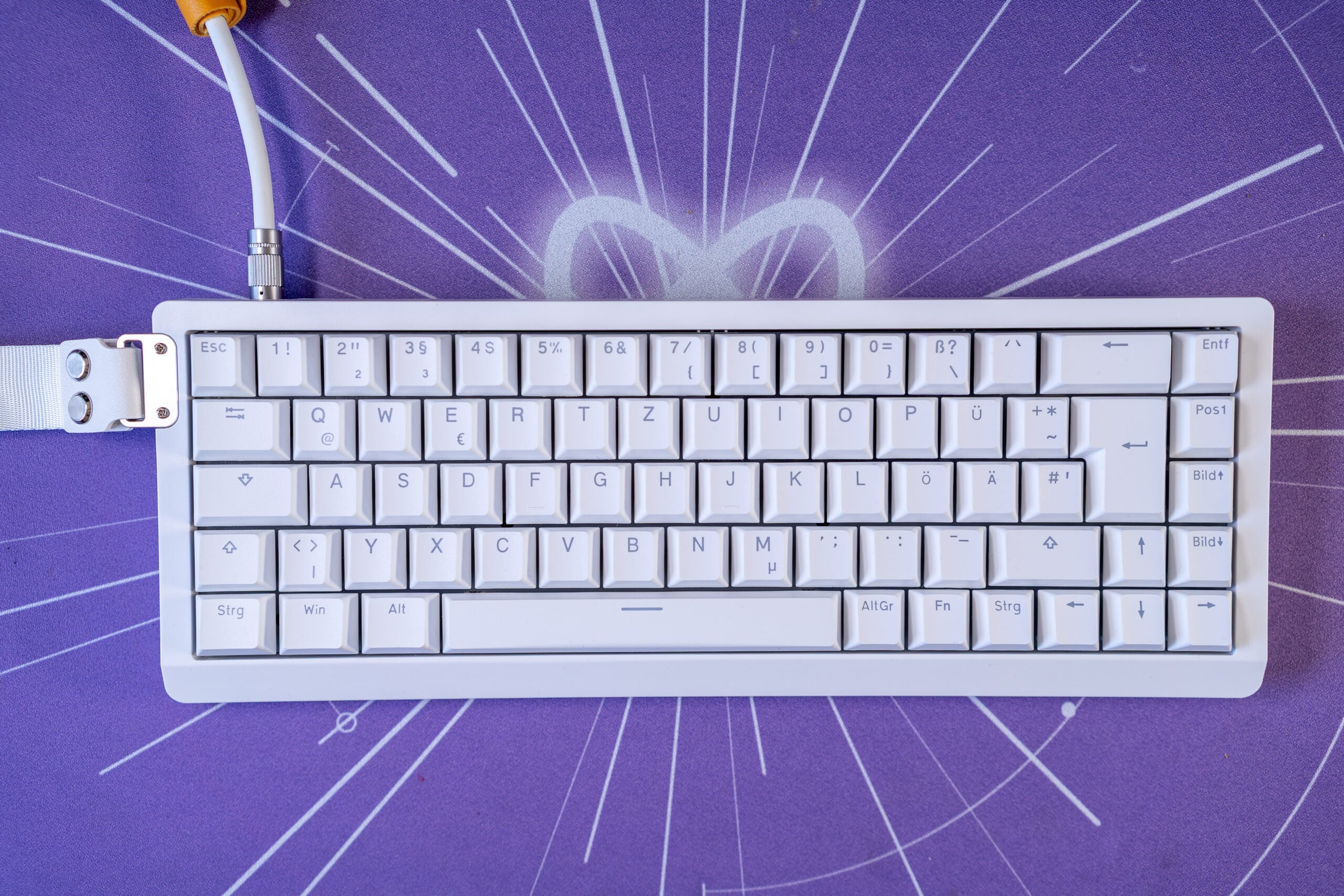 Profi-Features, Plastikgehäuse: Epomaker HE68 Lite Test Lieferumfang der Epomaker HE68 Lite: Kurzanleitung HE68 Lite ISO, USB-Kabel, Handgurt, Schraubendreher, zwei Ersatz-Switches und Puller