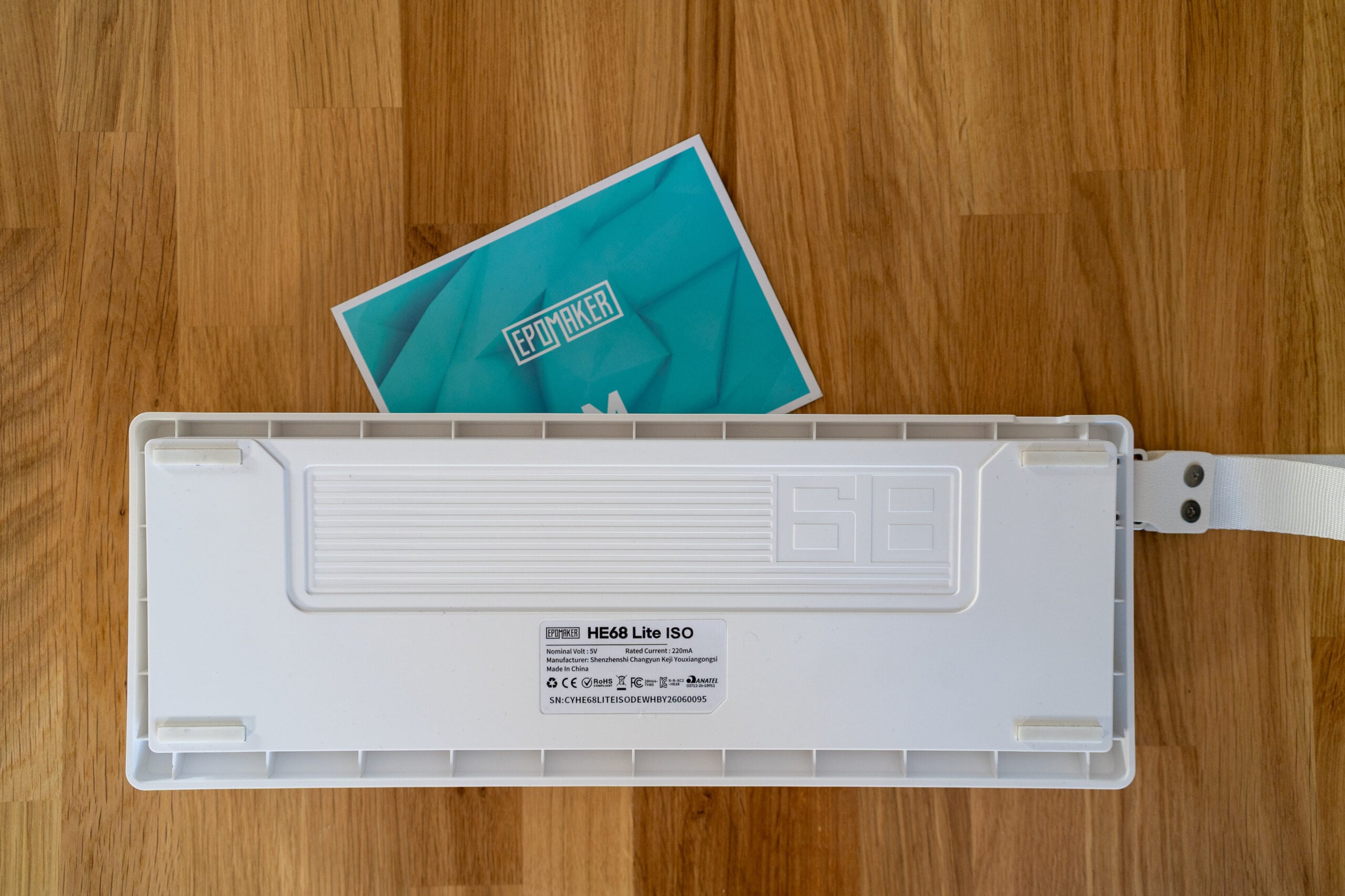 Profi-Features, Plastikgehäuse: Epomaker HE68 Lite Test Seitenansicht der Epomaker HE68 Lite mit festem Neigungswinkel ohne Klappfüße
