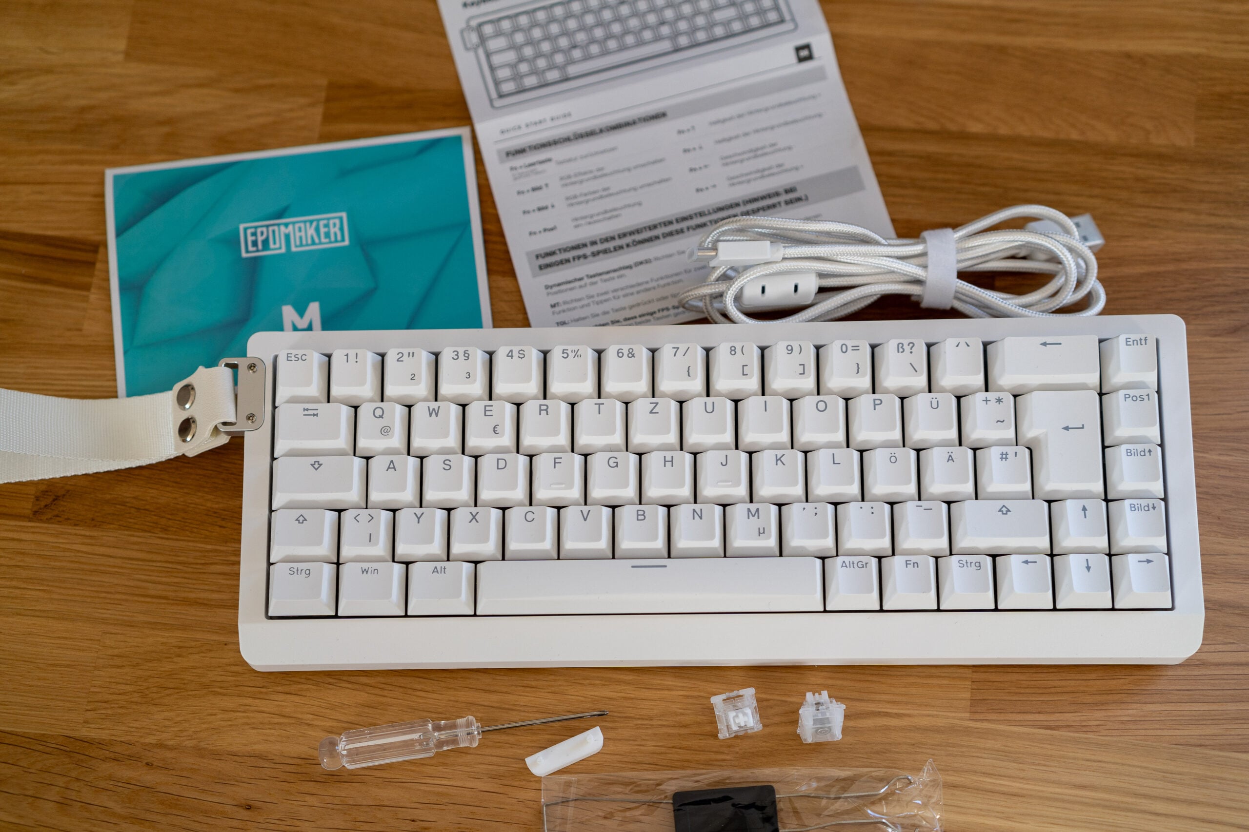Profi-Features, Plastikgehäuse: Epomaker HE68 Lite Test Unterseite der Epomaker HE68 Lite mit Typenschild HE68 Lite ISO und vier Gummifüßen