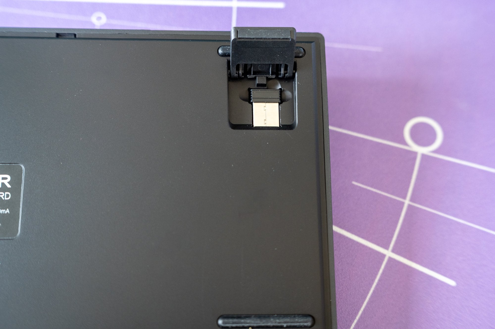 Unterseite der Gamakay TK75 TMR: der 2,4-GHz-Dongle sitzt in einem Fach unter dem linken Klappfuß