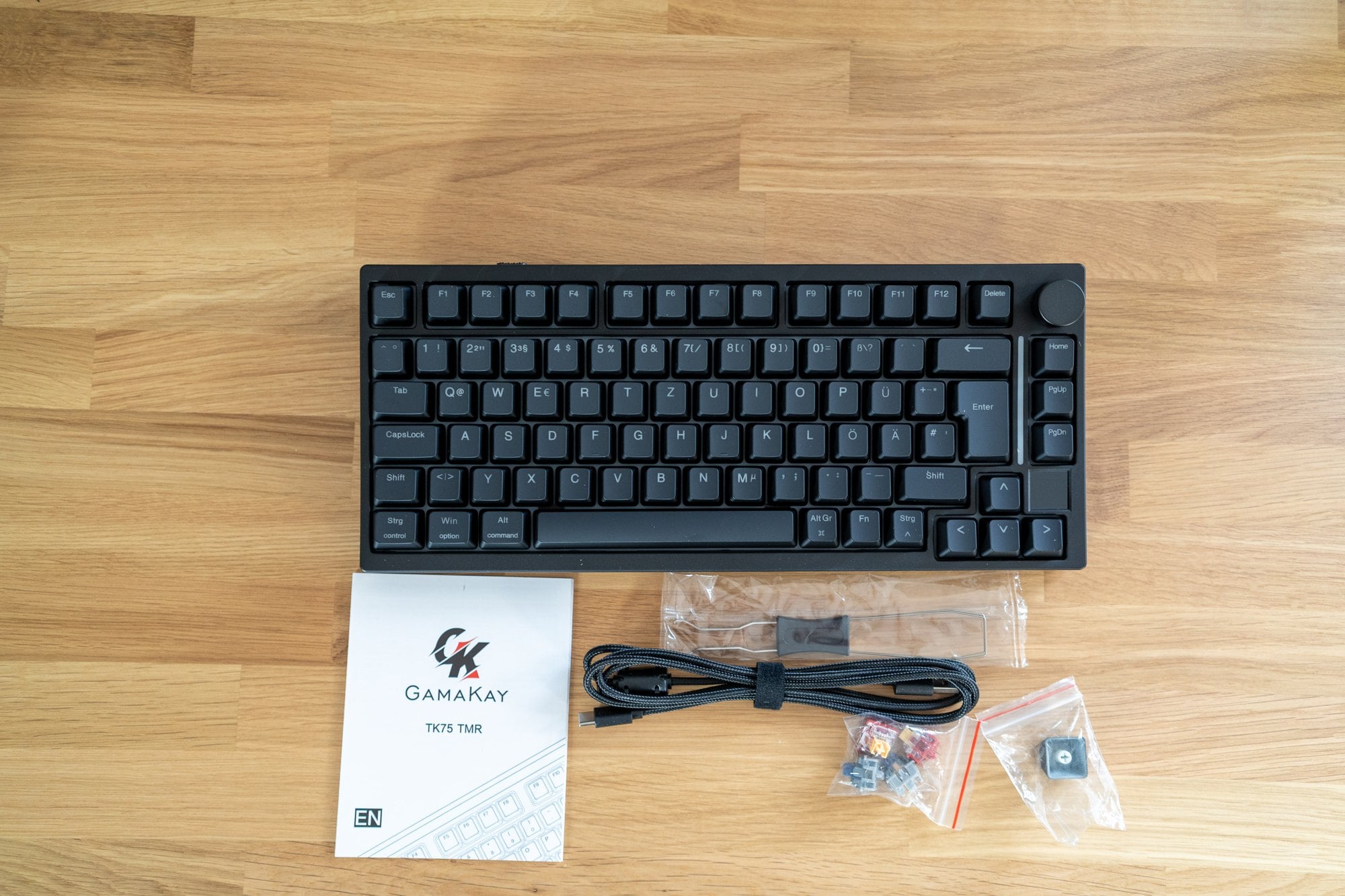 Lieferumfang der Gamakay TK75 TMR: Tastatur, englische Anleitung, nylonummanteltes USB-C-Kabel, Puller, vier mechanische Ersatz-Switches und ein Magnet-Switch