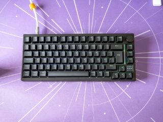 Gamakay TK75 TMR Test: schwarze 75-Prozent-Tastatur mit ISO-DE-Layout, Display und Drehknopf auf lila Deskmat