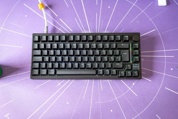 Gamakay TK75 TMR Test: schwarze 75-Prozent-Tastatur mit ISO-DE-Layout, Display und Drehknopf auf lila Deskmat
