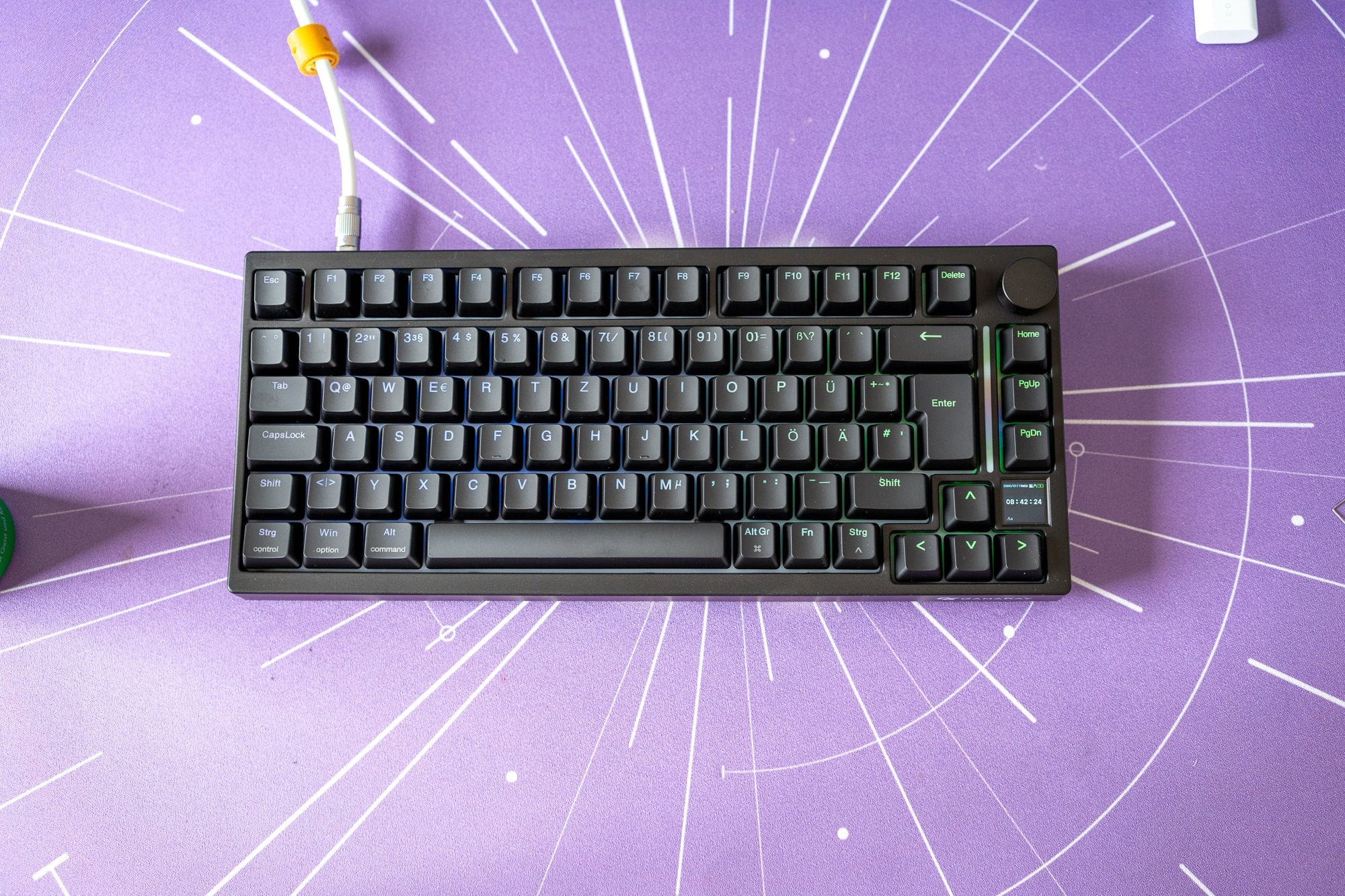 Gamakay TK75 TMR Test: schwarze 75-Prozent-Tastatur mit ISO-DE-Layout, Display und Drehknopf auf lila Deskmat
