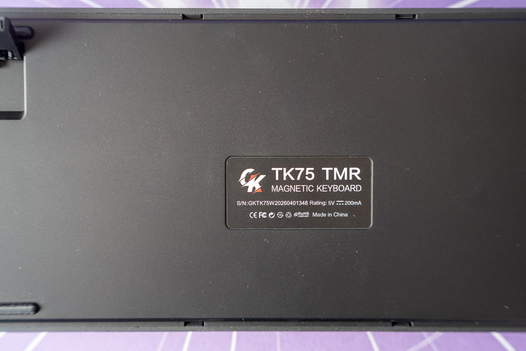 Typenschild der Gamakay TK75 TMR mit Seriennummer, 5 Volt 200 Milliampere, ohne Herstellername