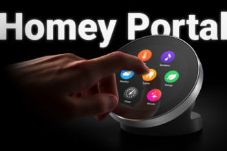 Homey Portal: rundes 2,8-Zoll-Touchdisplay mit Edelstahl-Drehring auf dem Standfuß, Pressebild Athom