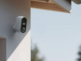 Homematic IP Kamera Update: Die Akku-Außenkamera HmIP-COR an einer Hauswand, sie braucht bis 22. September 2026 neue Firmware (Bild: eQ-3)