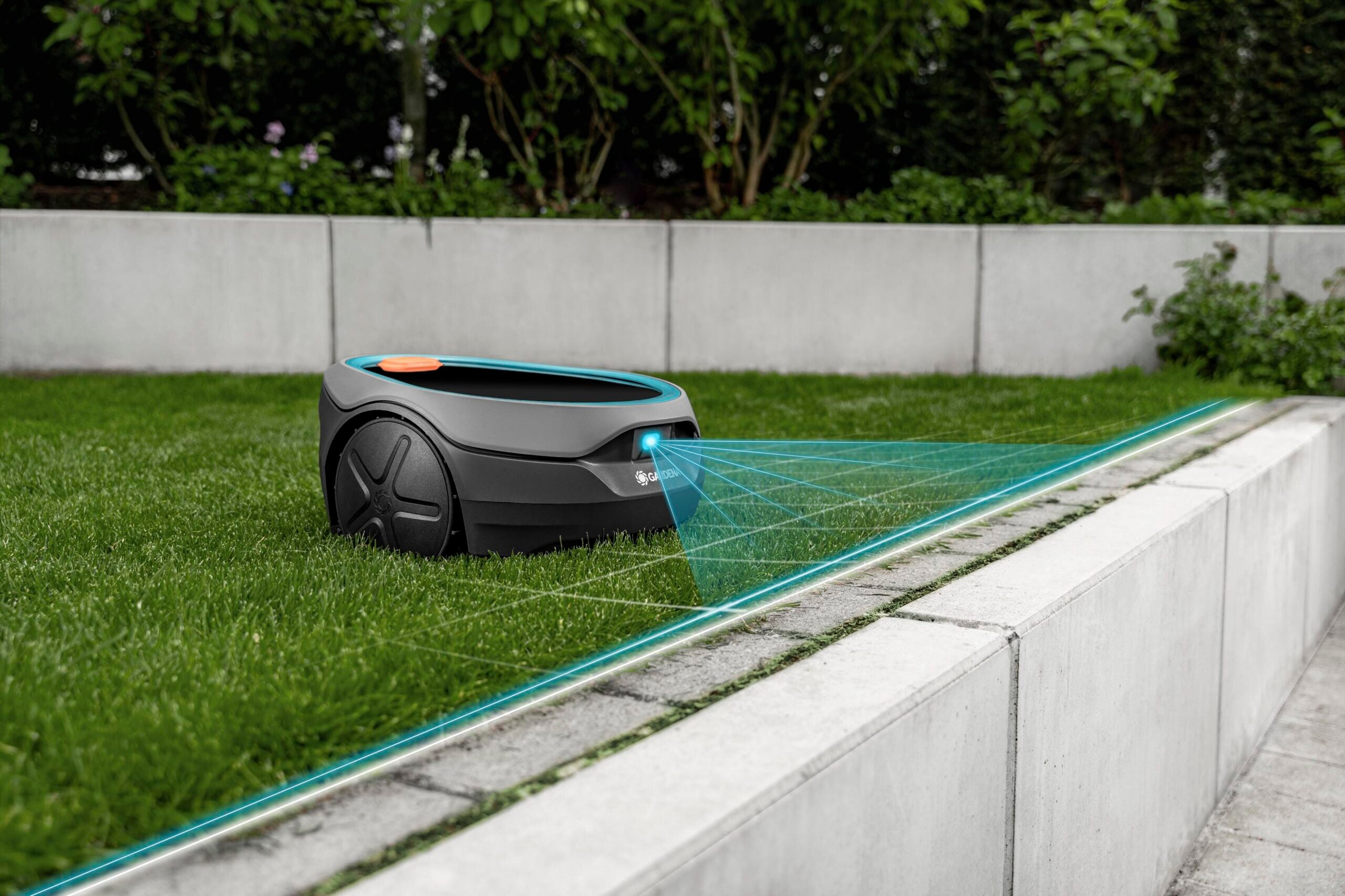 Gardena SILENO sun: Solar statt Ladestation, aber erst 2027 Gardena SILENO sun mit Solardeckel erkennt per Kamera die Rasenkante an einer Betonmauer (Bild: GARDENA)
