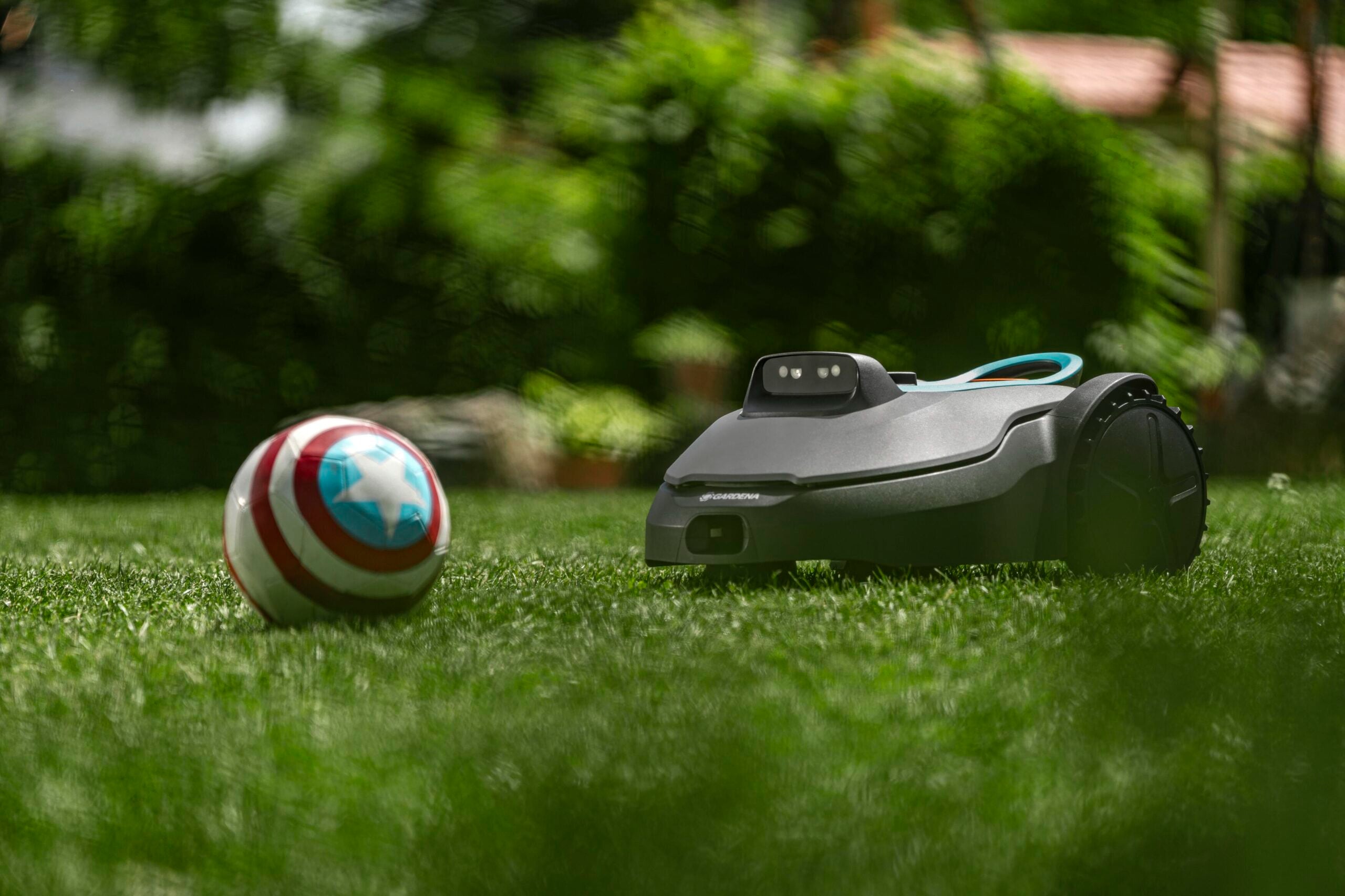 Gardena SILENO sun: Solar statt Ladestation, aber erst 2027 Gardena SILENO evolve mit Dreifach-Kamerasystem weicht einem Fußball auf dem Rasen aus (Bild: GARDENA)