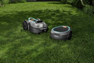 Gardena SILENO sun mit Solardeckel und SILENO evolve mit Kameraturm auf dem Rasen (Bild: GARDENA)