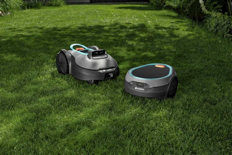 Gardena SILENO sun mit Solardeckel und SILENO evolve mit Kameraturm auf dem Rasen (Bild: GARDENA)