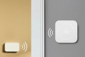 Smartes Thermostat: tado Smartes Thermostat X der zweiten Generation an der Wand, kabellose Version, Pressebild tado