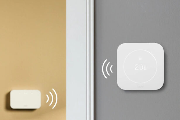 Smartes Thermostat: tado Smartes Thermostat X der zweiten Generation an der Wand, kabellose Version, Pressebild tado