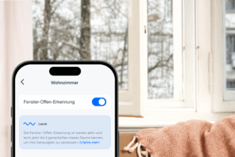 tado Fenster-offen-Erkennung am offenen Fenster: Die App zeigt im Wohnzimmer den Status Lernt