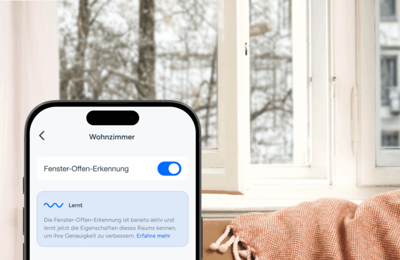tado Fenster-offen-Erkennung am offenen Fenster: Die App zeigt im Wohnzimmer den Status Lernt