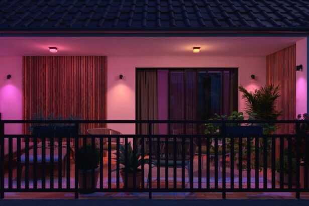 Philips Hue Scenova als Deckenleuchte unter einem Vordach, darunter Wandspots an der Hauswand (Bild: Philips Hue)