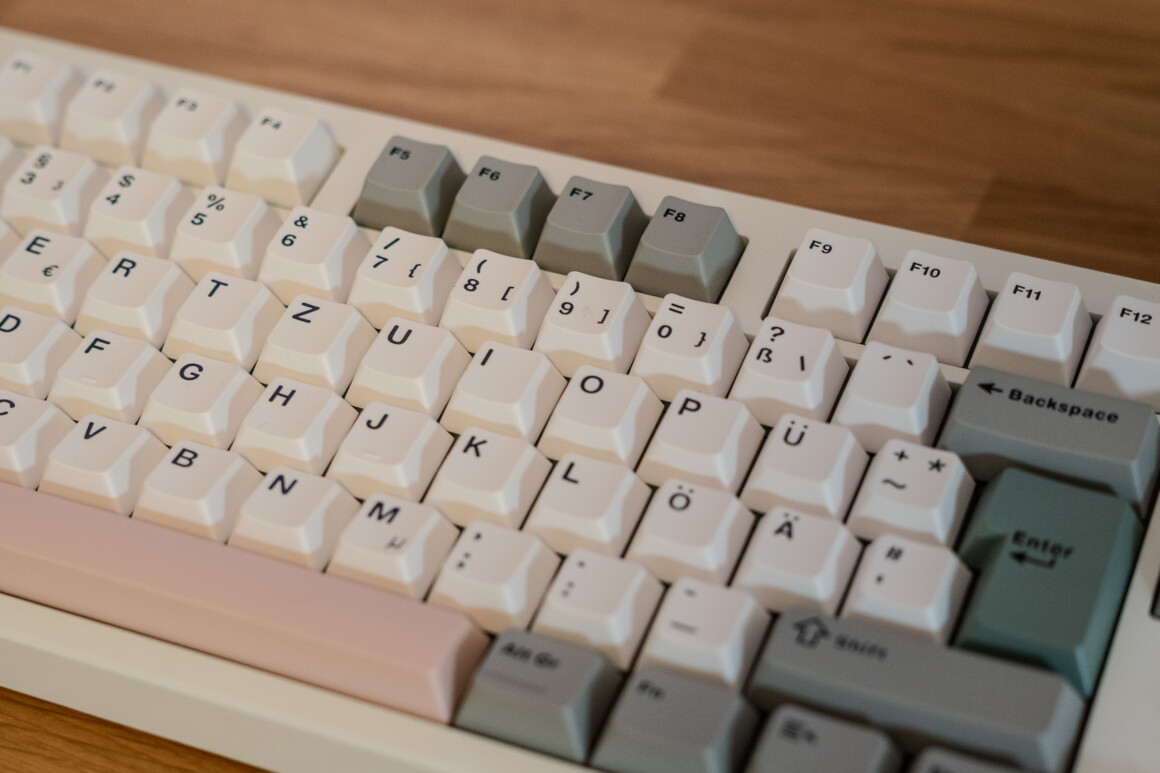 Epomaker TH87 Test: 100 Euro, deutsches Layout, und mir fehlt nichts Epomaker TH87: rechte Hälfte mit ISO-Enter, Umlauten und Backspace, schräg von links