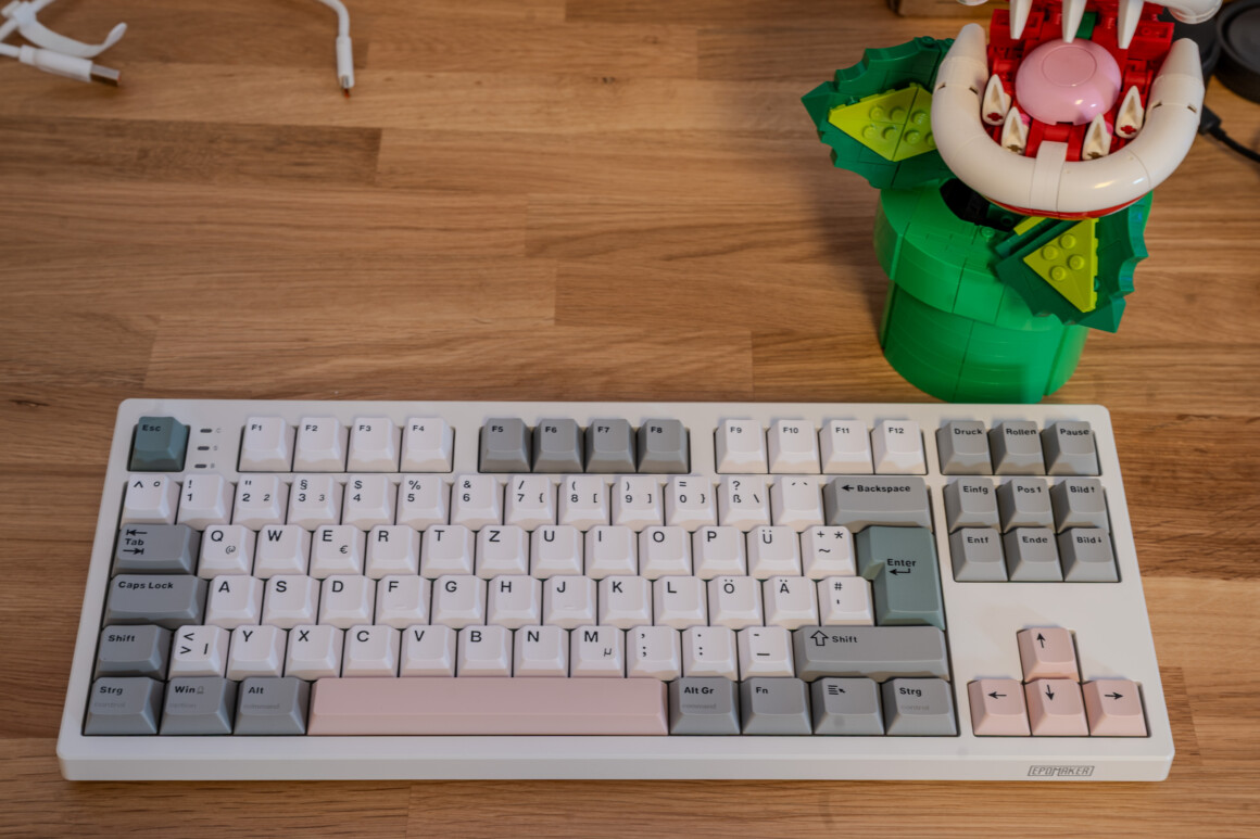 Epomaker TH87 Test: 100 Euro, deutsches Layout, und mir fehlt nichts Epomaker TH87 ISO-DE in White Grey Pink, Draufsicht von vorne