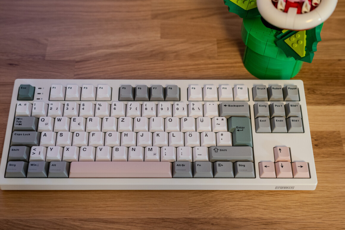 Epomaker TH87 Test: 100 Euro, deutsches Layout, und mir fehlt nichts Epomaker TH87 ISO-DE von schräg links, Piranha-Pflanze im Hintergrund