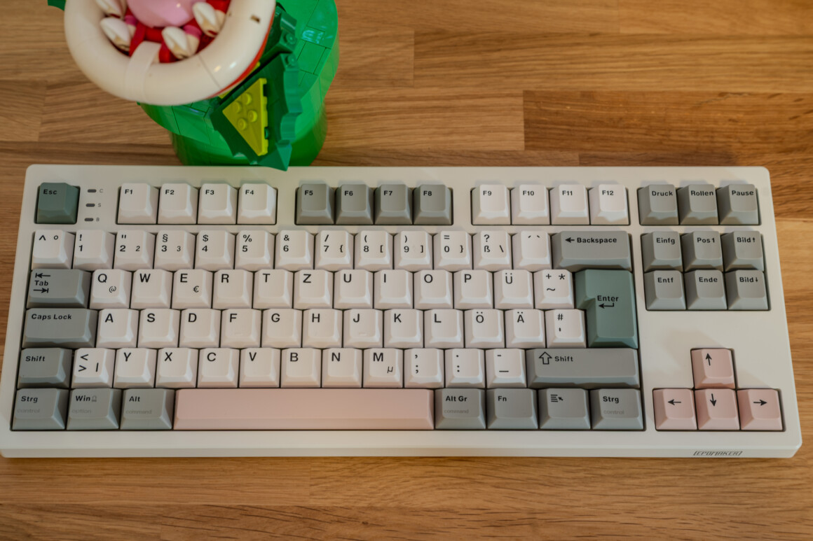 Epomaker TH87 Test: 100 Euro, deutsches Layout, und mir fehlt nichts Epomaker TH87 Test: ISO-Enter, Umlaute und Pfeiltasten im deutschen Layout